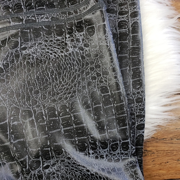 Zyia metallic black croc print light n tight hi rise leggings size 12 - Picture 11 of 14